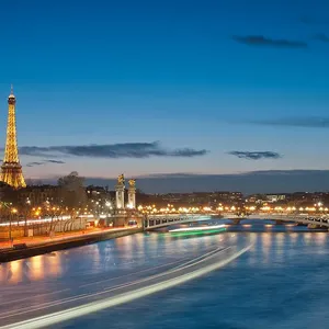 Tour Eiffel illuminee nuit Paris limousine
